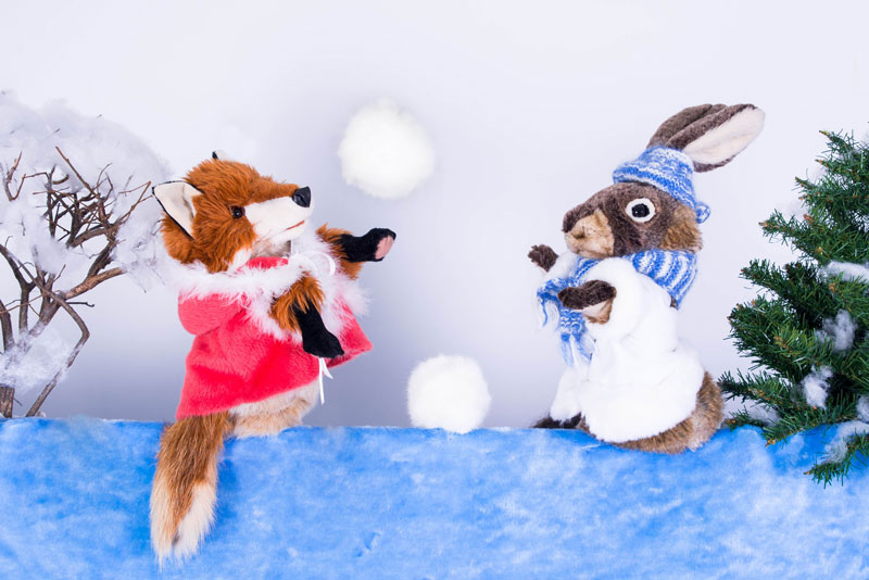 лиса и зайчик играют в снежки