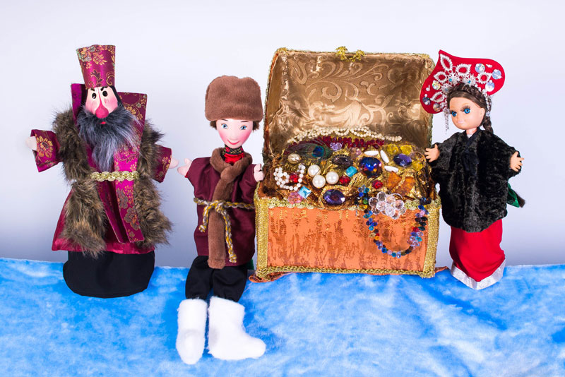 Куклы боярин, крестьянин и Настенька  с сундуком