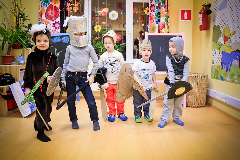 Детский праздник в средневековом стиле. Мальчики-рыцари