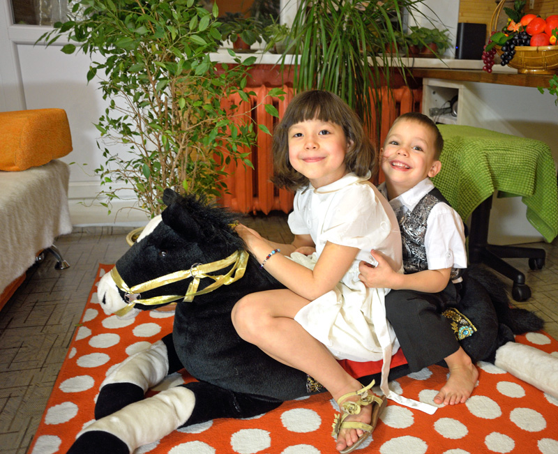 Фото на коне доставляет удовольствие детям и родителям.